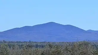 Vue de la montagne Merrill depuis le chemin de la Rivière-Bergeron, à Piopolis, à l'ouest.
