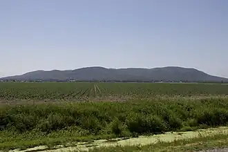 Le mont Rougemont vu du Saint-Jean-Baptiste.