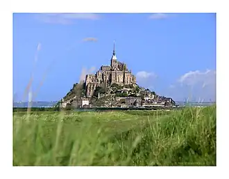 – Le Mont-Saint-Michel – vu depuis la grève