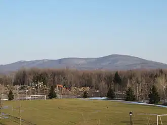 Le mont Shefford vu depuis le parc Terry-Fox de Granby.