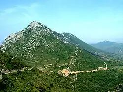 Le pech de Fraysse, point culminant à l'extrémité sud du mont (917&nbsp;m).