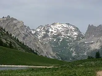 Vue de l'adret du mont Thabor depuis le lac Chavillon au col des Thures au sud-est.