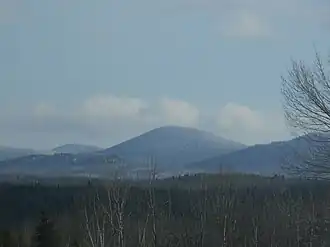 Vue du mont Van Dyke depuis la route 204 entre Frontenac et Audet (Québec).