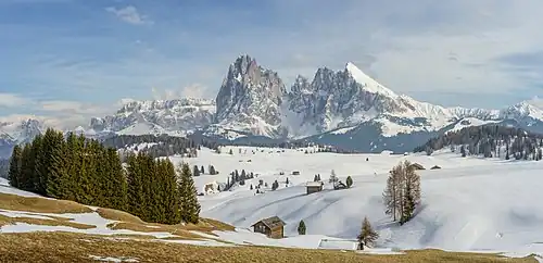 Vue depuis Castelrotto vers l'est de l'Alpe de Siusi, le Tofane (à 30&nbsp;km), le Sassolungo et le Sassopiatto dans les Dolomites.