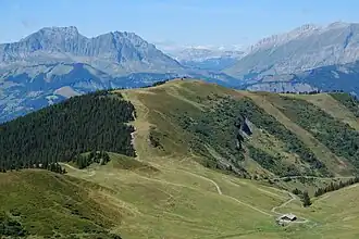 Le Ban Rouge vu depuis le mont de Vorès au sud-est avec au loin la chaîne des Aravis et le col du même nom.