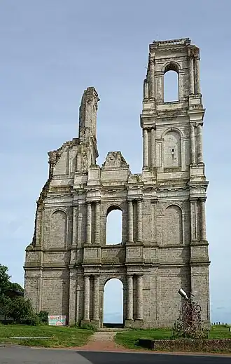 Ruines de la façade de l'église abbatiale.