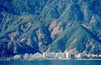 Flancs de la cordillère de la Costa lacérés par les coulées.