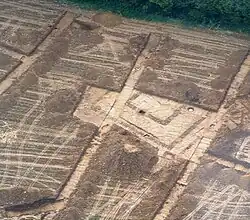 Photo en couleurs de sols décapés avec vestiges de murs