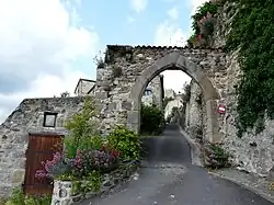 La porte de l'enceinte du château dans le village.