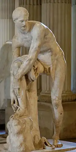 Statue de l'Hermès à la sandale du Louvre