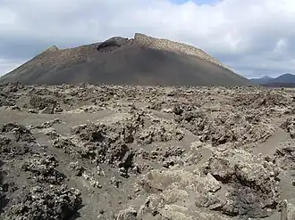 Le cratère vue à partir des champs de lave ʻaʻā.