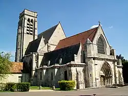 L'église depuis le nord-ouest. La partie du XIIe&nbsp;siècle est couverte de tuiles.