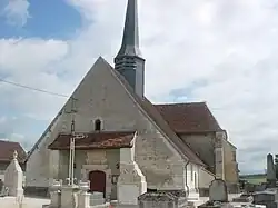 L'église de Montaulin entourée de son cimetière.