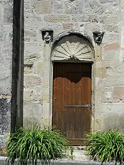 Porte de la façade sud de l'église.