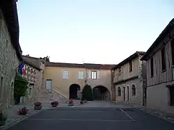 Rue centrale (la « Carrère ») de Montaut, maisons à colombage et petite halle.