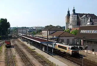 La gare en 2008, dominée par le château.