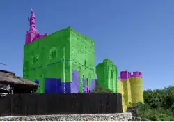 Photographie retouchée montrant par un jeu de couleurs les différents états d'un groupe d'édifices.