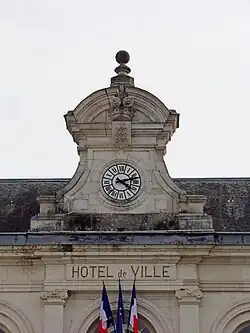 Photographie en couleurs du cadran d'un horloge au sommet d'un toit.