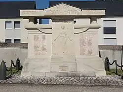 Photographie en couleurs d'un monuments sur lequel est gravée une liste de noms.