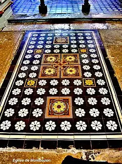 Dallage en céramique dans le chœur de l'église de Montbozon.