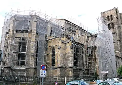 Le chevet en cours de restauration.