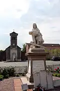 Le monument aux morts et l'église.