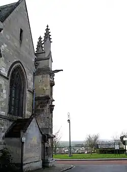 La rue Saint-Luglien débouche, au nord de l'église Saint-Pierre.