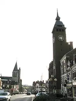L'hôtel de ville, la rue Gambetta, l'église du Saint-Sépulcre.