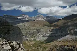 Massif du Mont-Perdu au centre.