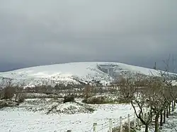 Monte Calvo&nbsp;(it) en hiver. La cime, à 1&nbsp;056&nbsp;m, est le point culminant du Gargano