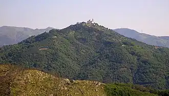 Vue du mont Figogna avec le sanctuaire au sommet.