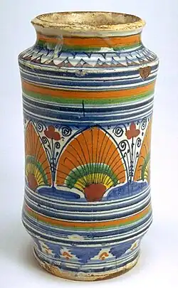 Albarello décoré d'un œil en plume de paon, Montelupo, XVIe&nbsp;siècle.