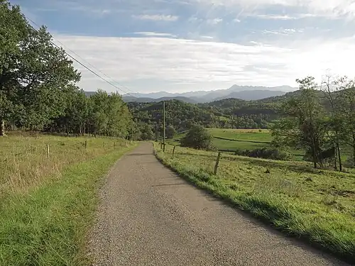 La campagne du piémont pyrénéen ariégeois. Vue vers le sud depuis la route de Férrié (hameau à 1,8&nbsp;km au nord de Montesquieu).