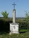 Croix plantée sur une borne.