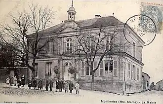 La mairie faisait office d'école au XXe&nbsp;siècle.