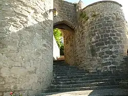 L'escalier et les tours portières.