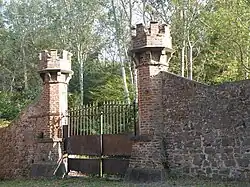 Portail d’entrée du château sur la pl. Masson.