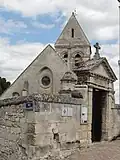 L'église derrière le portail de son enclos.