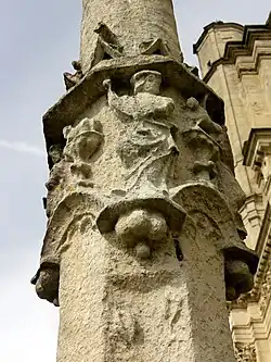 ...et détail de son fut sculpté.