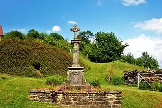 Croix à l'entrée basse du village.