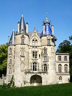 La façade est du château.