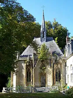 La chapelle du château, reprenant le même style troubadour.