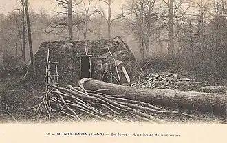 Une hutte de bucherons dans la forêt.