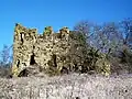 Ruines de la Tour Carrée, ancien manoir de Richard de Vernon de 1205 détruit vers la fin du XVIe&nbsp;siècle.