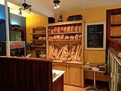 Boulangerie à Montmagny. Les deux rangées du haut présentent différents types de pain de ménage.