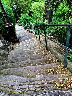 Un escalier intérieur.