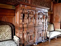 Vue d'un meuble pourvu de nombreuses portes et tiroirs, dont certains secrets ou à mécanisme.