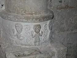 Un pied de colonne sculpté.