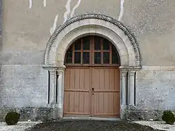 Le portail néo-roman.