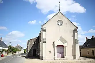 Photographie en couleurs de la façade ouest d'une église avec son portail.